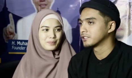 Ricky Harun bersama istrinya