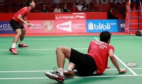 Ricky Karanda Suwardi terjatuh seusai mengambil bola saat berpasangan dengan Angga Pratama pada perempat final Total BWF World Championship 2015, Jumat (14/8).