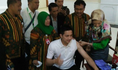 Ricky Soebagja mendapat vaksinasi pada acara sosialisasi vaksinasi influenza untuk Asian Games 2018,  acara yang digelar Kemenpora Rabu (7/3) di Jakarta.