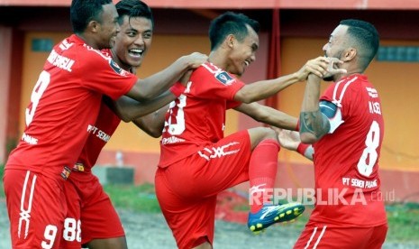 Rico Simanjuntak (kedua kanan) melakukan selebrasi dengan pemain Persija Jakarta.