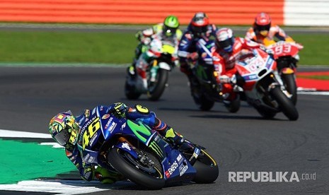 Pembalap Movistar Yamaha Valentino Rossi memacu tunggangannya pada Grand Prix 2017 Inggris di Sirkuit  Silverstone, Ahad (27/8).