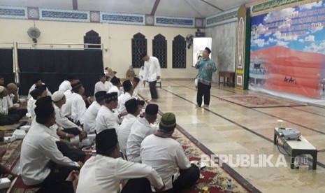 Ridwan Hasan menyampaikan cara berpikir suprarasional kepada anggota Kopassus di Masjid At Taqwa, Cijantung, Jakarta, Jumat (29/9). Ridwan Hasan adalah pendiri Klinik pendidikan MIPA dan pelatih olimpiade matematika internasional.