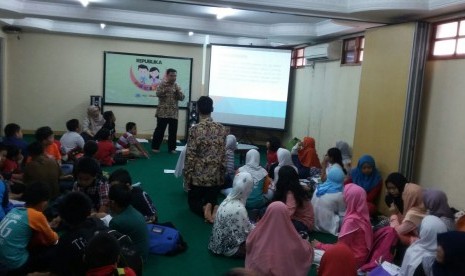 Ridwan Hasan Saputra mengasuh Republika Fun Sience di Gedung Republika, Sabtu (27/8/2016).