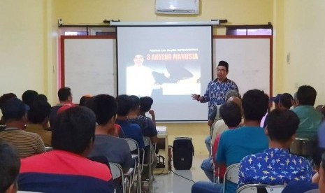 Ridwan Hasan Saputra (RHS) ketika memberikan motivasi di hadapan para pekerja informal, Kamis (19/09) lalu.