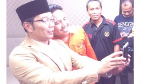 Ridwan Kamil (kiri) berfoto bersama Ketua Umum Jakmania Richard Ahmad Supriyanto