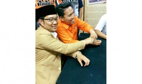 Ridwan Kamil (kiri) berfoto bersama Ketua Umum Jakmania Richard Ahmad Supriyanto