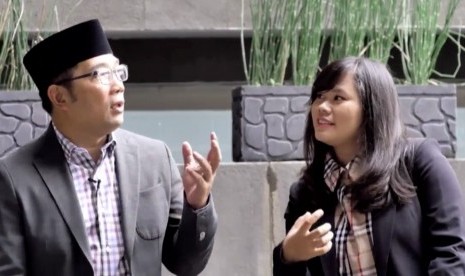 Ridwan Kamil (kiri) saat sesi wawancara bersama jurnalis Republika, Farah Nabila Noersativa