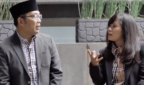 Ridwan Kamil (kiri) saat wawancara bersama jurnalis Republika, Farah Nabila Noersativa di Bandung.