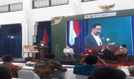 Ridwan Kamil membuka kegiatan Pelatihan Digital Leadership Academy bersama Nasional University of Singapore: Digital Transformation Smart City bagi Pimpinan Daerah Kabupaten dan Kota se-Jawa Barat di Gedung Sate Bandung, Selasa petang (4/10).