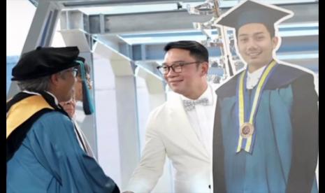 Ridwan Kamil menghadiri wisuda almarhum putranya, Emmeril Kahn Mumtadz, sebagai sarjana teknik di Fakultas Teknik Mesin Dan Dirgantara (FTMD) Institut Teknologi Bandung (ITB), pada Sabtu (8/4/2023).