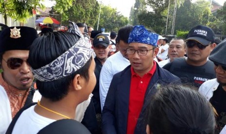 Ridwan Kamil menyapa warga Kota Sukabumi di Jalan Juanda Ahad (16/4) pagi. Dalam kunjungannya kepada warga Emil menyatakan ikhtiarnya maju jadi Gubernur Jabar.