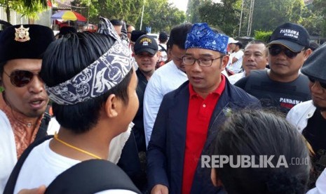 Ridwan Kamil menyapa warga Kota Sukabumi di Jalan Juanda Ahad (16/4) pagi. Dalam kunjungannya kepada warga Emil menyatakan ikhtiarnya maju jadi Gubernur Jabar.