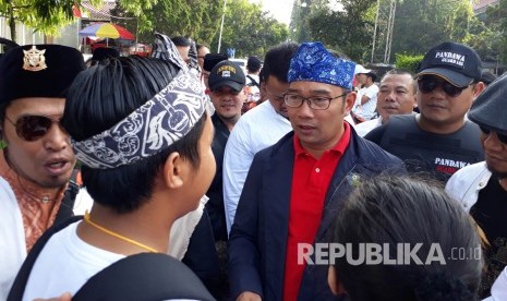 Ridwan Kamil menyapa warga Kota Sukabumi di Jalan Juanda, Ahad (16/4). Dalam kunjungannya kepada warga Emil menyatakan ikhtiarnya maju jadi Gubernur Jabar