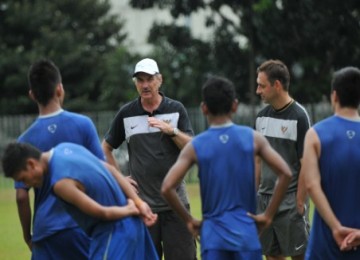 Riedl dalam seleksi Timnas U-23