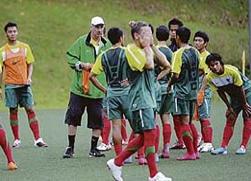 Riedl memimpin latihan Timnas Indonesia