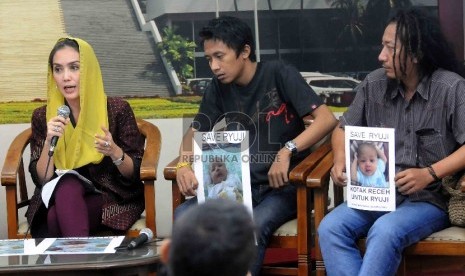 Rieke Pithaloka (kiri) memberikan keterangan kepada wartawan saat keluarga bayi bernama Ryuji Marhaenis Kaizan mengadu kepada DPR RI, Kompleks Parlemen Senayan Jakarta, Jumat (6/2). (Republika/Agung Supriyanto).