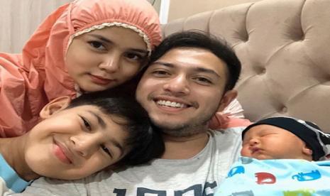 Rifky Balweel bersama istri dan anaknya.