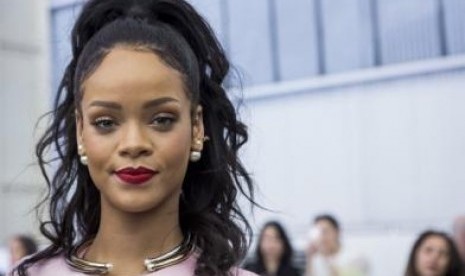 Rihanna saat pergelaran busana Dior Cruise 2015