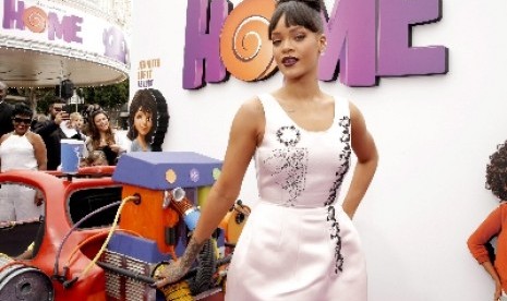 Rihanna saat premiere film Home di Los Angeles.