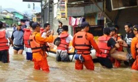 Riki (22), warga Kampung Jambatan, Kelurahan Andir, Kecamatan Baleendah, Kabupaten Bandung ditemukan dirumahnya sudah tidak bernyawa. Diduga korban banjir tersebut tersengat aliran listrik, Kamis (7/3)