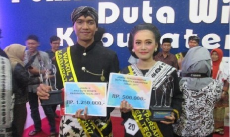 Riki (kiri) dan Winda, mahasiswa AMIK BSI Tegal berhasil meraih juara Duta Wisata Tegal 2017.  