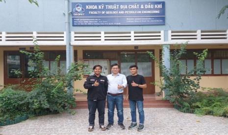 Riko Naufal Umpratama (kiri) dan Daffa Raihan Hilmy foto bersama salah satu dosen di Ho Chi Minh City University Of Technology (HCMUT) Vietnam, saat menjalani program Pertukaran mahasiswa yang merupakan kolaborasi PHR dan UIR.