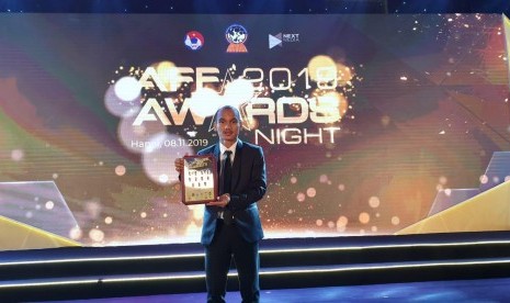 Riko Simanjuntak dengan plakat penghargaan AFF Best XI.