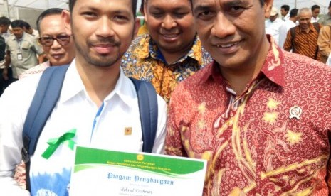 Rikval Fachruri (kiri) bersama Menteri Pertanian Amran Sulaiman (kanan).