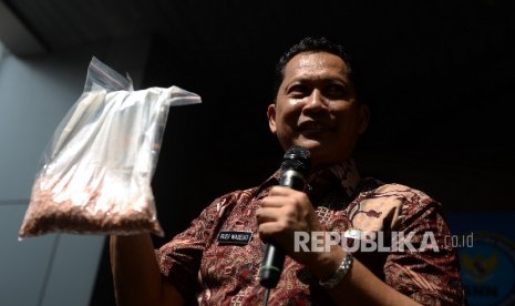 Rilis Jaringan Sindikat Internasional. Kepala BNN Budi Waseso menunjukan barang bukti narkotika saat rilis barang bukti jaringan sindikat internasional di BNN, Jakarta, Jumat (13/5). (Republika/Wihdan)