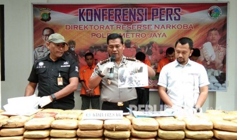 Rilis pengungkapan 142 kilogram ganja yang akan dibawa ke Karawang, Jawa Barat, yang berhasil diamankan kepolisian Polda Metro Jaya, Selasa (24/4). 