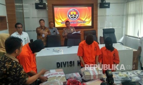 Rilis Pengungkapan Kasus Pemalsuan Surat Kesehatan via daring di Markas Besar Polri, Jakarta, Jumat (12/1). 