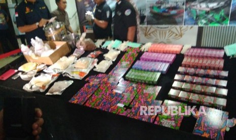 Evidences of vapor mixed with drugs exposed in the National Police's Drug Unit in Criminal Investigation Agency, Cawang, East Jakarta, Wednesday.