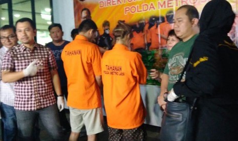 Rilis pengungkapan pengguna narkoba oleh pemain film dan model pakaian dalam, Safitri Triesjaya di Direktorat Reserse Narkoba Polda Metro Jaya, Ahad (29/10) malam. 