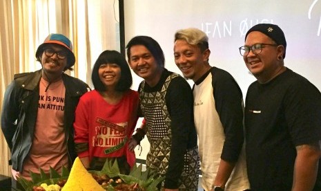 Rilis single Ifan Ohsi bersama Aska Rocket Rockers berjudul ‘Rasakan Dunia’ di The Fifth 89 Kemang, Jakarta Selatan, Selasa (28/1), dihadiri juga oleh band Gigi. 