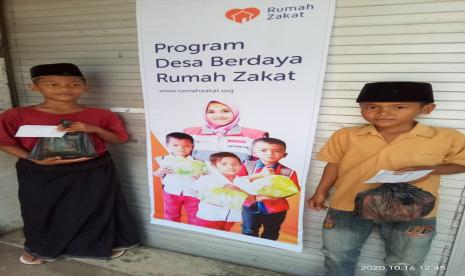 Rin Astini selaku Relawan Rumah Zakat sekaligus Ibu Asuh Yatim Piatu Lingkungan Gonjak melaksanakan silaturrahim serta menyalurkan santunan dan bingkisan yatim- piatu di Desa Berdaya Kelurahan Gonjak pada Jumat (16/10).