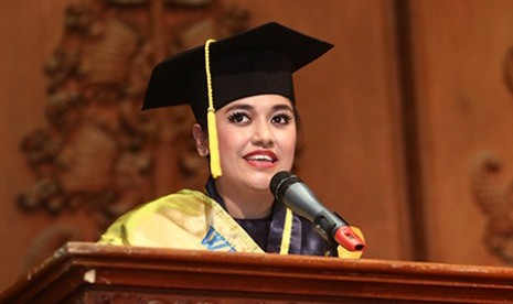 Rina Sabrina, lulusan terbaik UAI wisuda ke XIV.