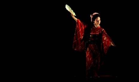 Rina Takahashi, seorang penampil dari Jepang unjuk kebolehan membawakan Tari Perang Sinerat pada acara Festival Asia Tri Jogja 2012.