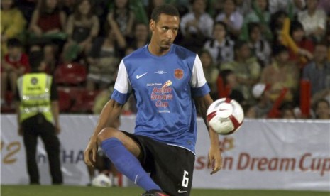 Rio Ferdinand, bek Manchester United, menendang bola dalam laga amal antara tim Park Ji-Sung Friends lawan Star Thailand di Bangkok, Thailand, akhir Mei lalu. 