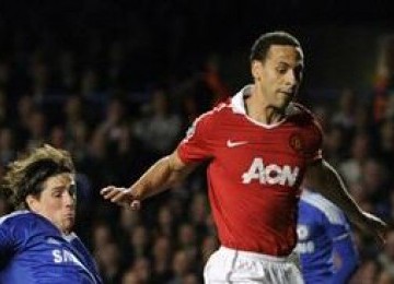 Rio Ferdinand (kanan)