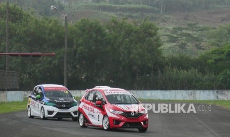 Rio SB pembalap dari Tim Honda Racing Indonesia dengan nomor lambung 2, melintas pada kejuaraan Indonesia Sentul Series of Motorsport (ISSOM) 2017 musim ke 12 seri 1, di Sirkuit International Sentul Jawa Barat, Ahad (26/3).