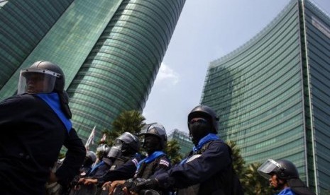 Riot police officers stand guard as anti-government protesters gather during a rally outside the Ministry of Energy in Bangkok March 6, 2014.