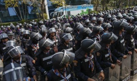  Riot police officers stand guard inside the compound of the Thai Royal Police club in Bangkok January 29, 2014. 