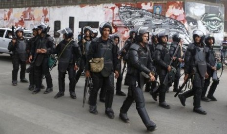 Riot police take their positions along Mohamed Mahmoud Street during the third anniversary of violent and deadly clashes near Tahrir Square in Cairo November 19, 2014.