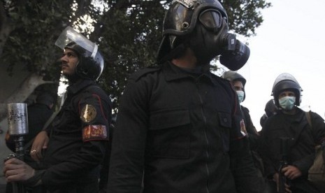 Riot police take up positions during clashes with protesters opposing Egyptian President Mohamed Mursi along Simon Bolivar Square, which leads to Tahrir Square, in Cairo January 30, 2013. 