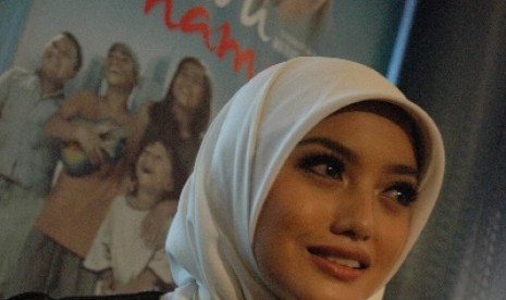 Ririn Ekawati mengenakan kerudung untuk salah satunya peran yang dimainkannya dalam film.