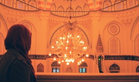  Mengenang Mufasir Turki yang Kenalkan Islam ke Jepang. Foto:  Muslim Jepang saat mengunjungi Masjid Tokyo Camii