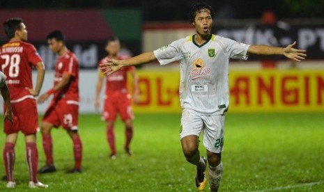 Rishadi Fauzi saat memperkuat Persebaya Surabaya.