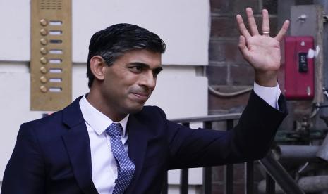 Rishi Sunak meninggalkan Markas Besar Kampanye Konservatif di London, Senin, 24 Oktober 2022. Rishi Sunak akan menjadi Perdana Menteri berikutnya setelah memenangkan kontes kepemimpinan Partai Konservatif. 