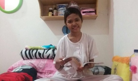 Riska Putri saat sedang berada di rumah singgah yang dibangun dari penggalangan dana konsumen Alfamart