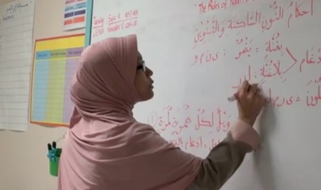 Rita Sasmita Pritarini, lulusan Sastra Arab Universitas Indonesia dan Universitas Islam Negeri Syarif Hidayatullah ini menjadi guru Bahasa Arab, Qur’an dan Studi Islam di Al Salam Day, sekolah Islam terkemuka di AS